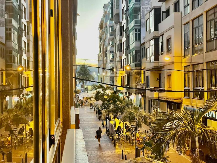 Affordable Holiday Accommodation For Large Families And Groups At Las Canteras Beach With 3 Bedrooms And Free Parking Лас-Пальмас-де-Гран-Канария Экстерьер фото