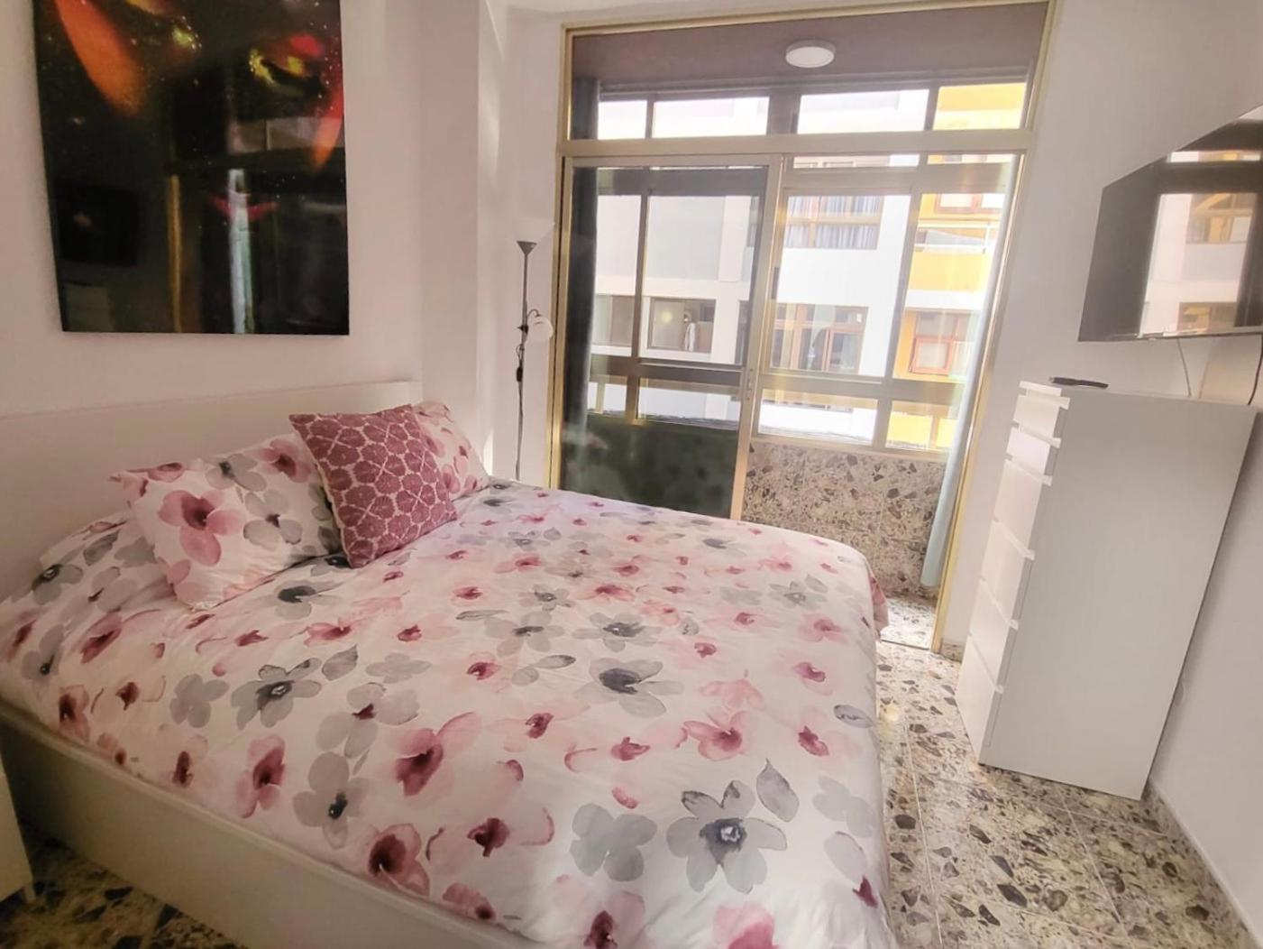 Affordable Holiday Accommodation For Large Families And Groups At Las Canteras Beach With 3 Bedrooms And Free Parking Лас-Пальмас-де-Гран-Канария Экстерьер фото